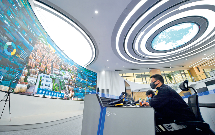 工作人員在雄安新區(qū)容東城市運(yùn)營管理中心監(jiān)管平臺(tái)工作（2022年3月29日攝） 朱旭東攝/《瞭望》