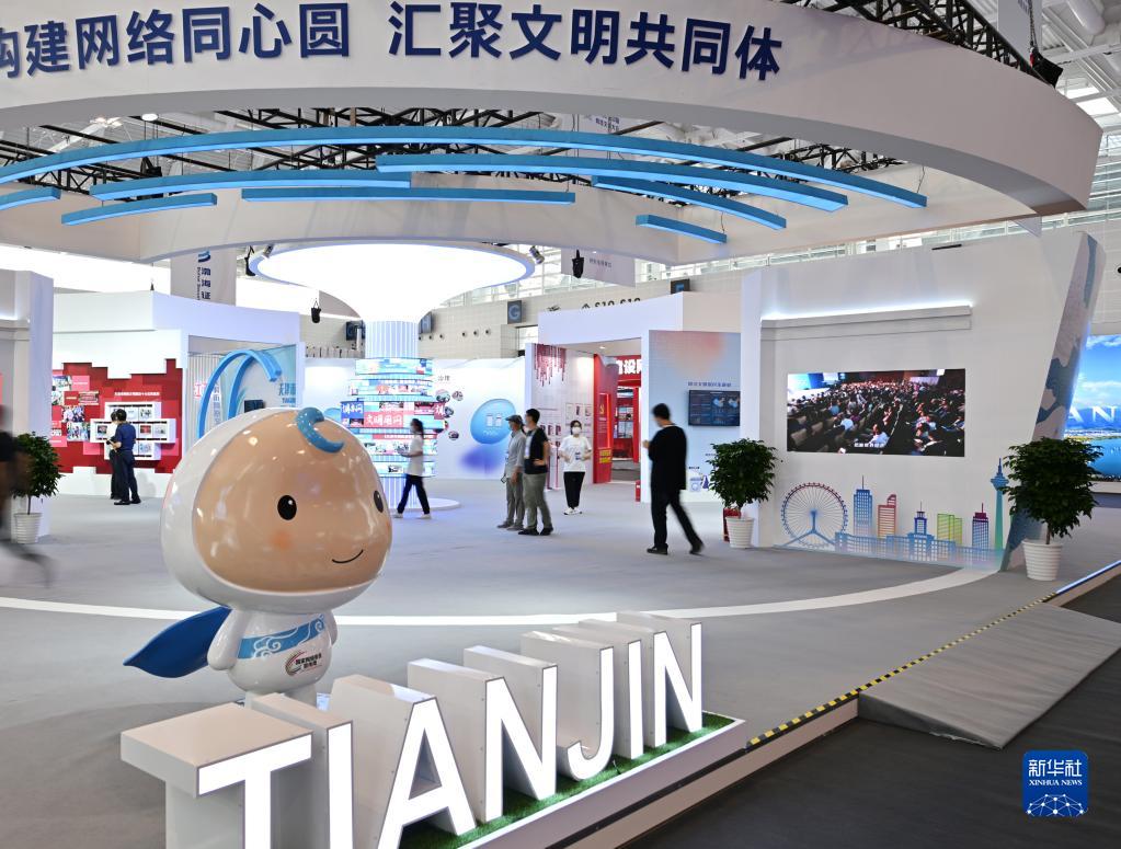 8月28日，在國家會展中心（天津），參會者在2022年中國網(wǎng)絡(luò)文明大會現(xiàn)場參觀展覽。新華社記者 李然 攝
