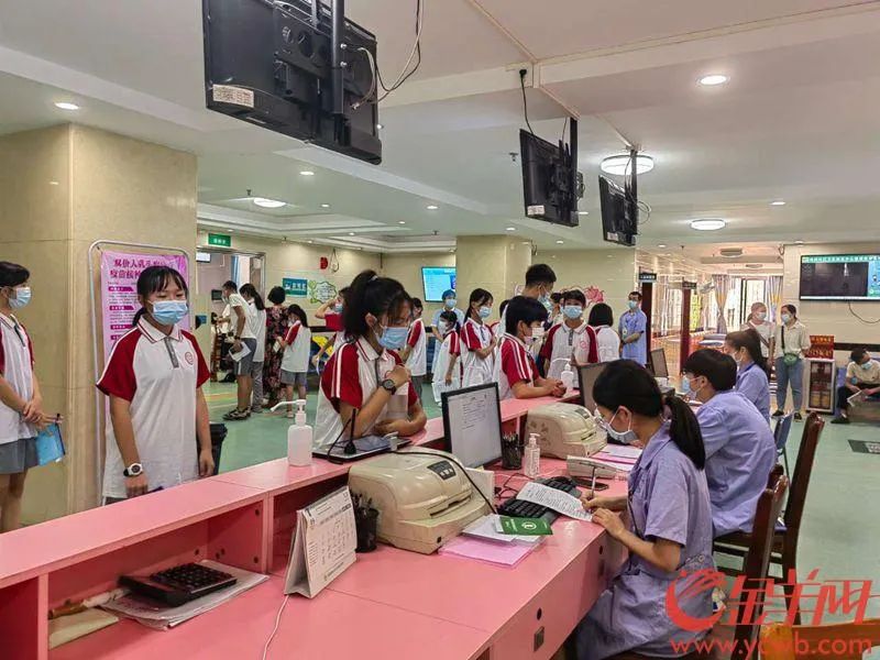 9月14日，肇慶市端州區(qū)城西社區(qū)衛(wèi)生服務(wù)中心為肇慶市第二中學(xué)的初一女生免費(fèi)接種HPV疫苗 羊城晚報(bào)全媒體記者張華 攝