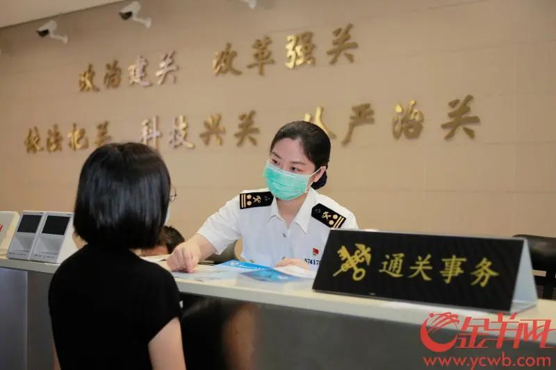 港珠澳大橋海關(guān)關(guān)員指導(dǎo)企業(yè)規(guī)范申報 受訪者供圖