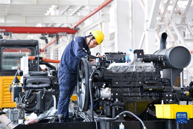 工人在位于重慶兩江新區(qū)的三一重工西南地區(qū)首個(gè)智能化“燈塔工廠”項(xiàng)目內(nèi)作業(yè)（2021年7月19日攝）。新華社記者 徐欽 攝