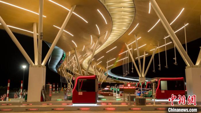 廣州機(jī)場(chǎng)高速，汽車以80公里時(shí)速，“無感”通過收費(fèi)站。 中國(guó)電信供圖