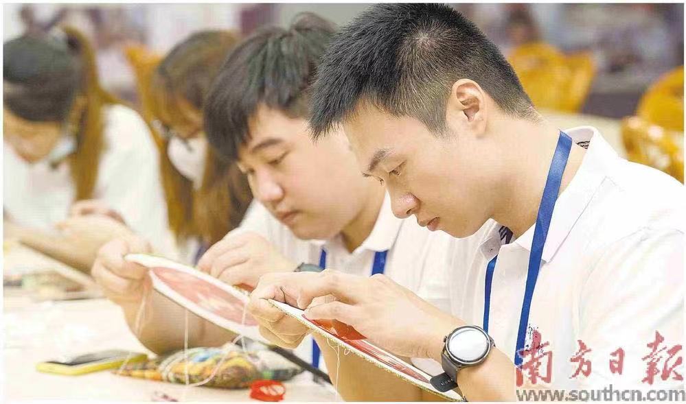 粵港澳青少年在汕頭十一合藝術村體驗潮繡工藝。受訪單位供圖