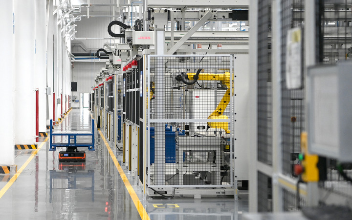 法士特西安高智新公司變速器零件數(shù)字化生產(chǎn)線，智慧物流小車在進(jìn)行物品運(yùn)輸。新華社記者劉瀟攝于2022年4月21日