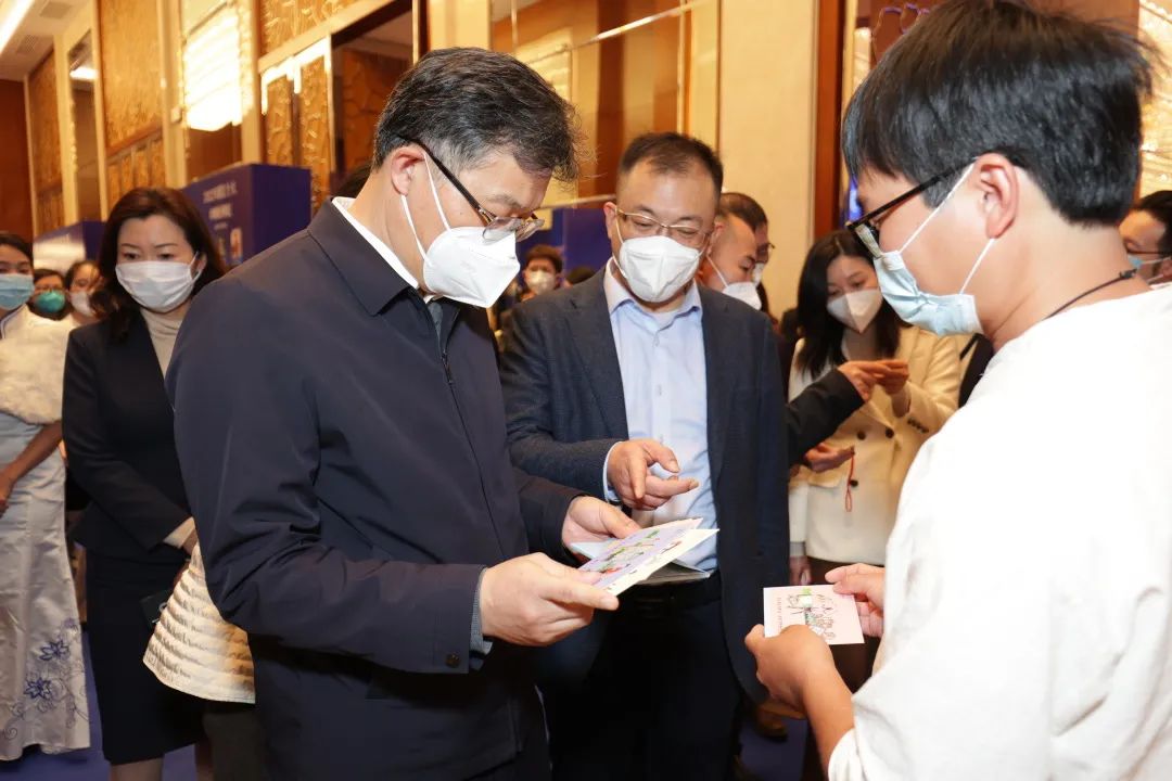 參觀網(wǎng)紅直播展區(qū)