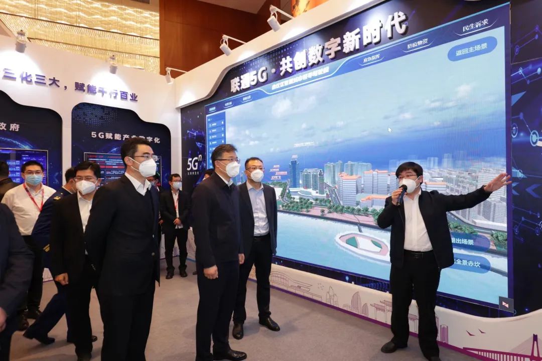 參觀網(wǎng)絡(luò)科技展區(qū)