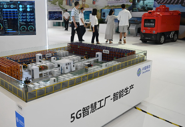 在第五屆數(shù)字中國(guó)建設(shè)成果展覽會(huì)上展出的5G智慧工廠-智能生產(chǎn)規(guī)劃方案沙盤(pán)。新華社記者 林善傳 攝