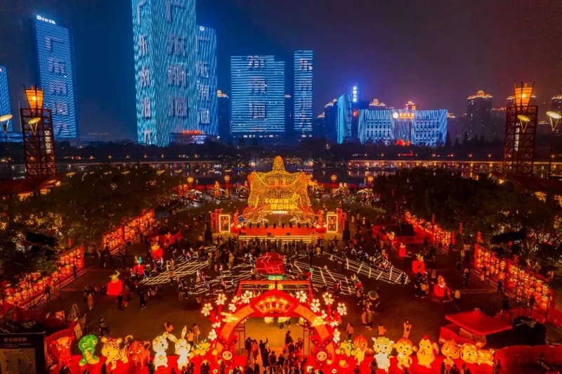 “千燈耀元宵· 醒動(dòng)桂城”國風(fēng)游園會(huì)現(xiàn)場熱鬧非凡。攝影/賴長杰 來源：南海桂城