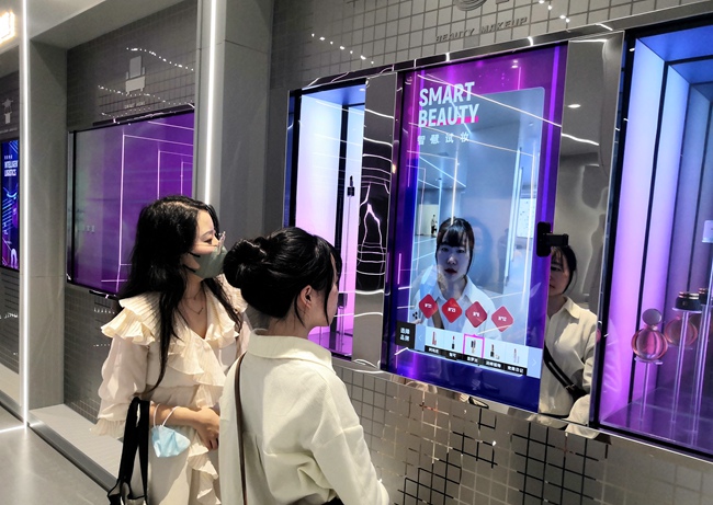 參觀者體驗智慧試妝系統(tǒng)。人民網(wǎng)記者 孫博洋攝