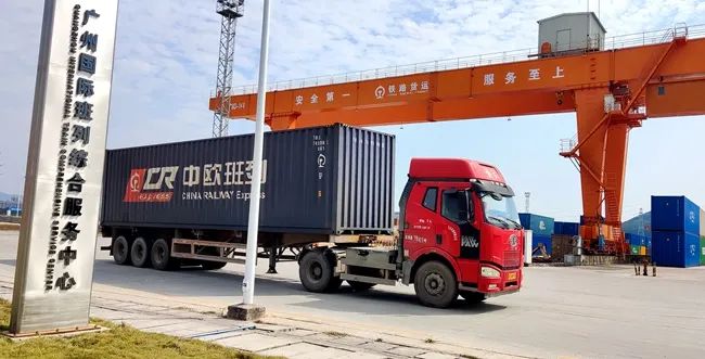 一輛載著中歐班列集裝箱的卡車正在行駛。人民網(wǎng)記者 孫博洋攝