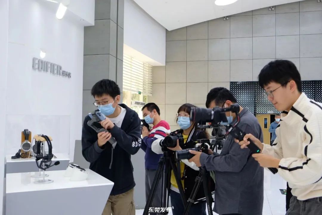 采訪團一行在企業(yè)展廳認真記錄