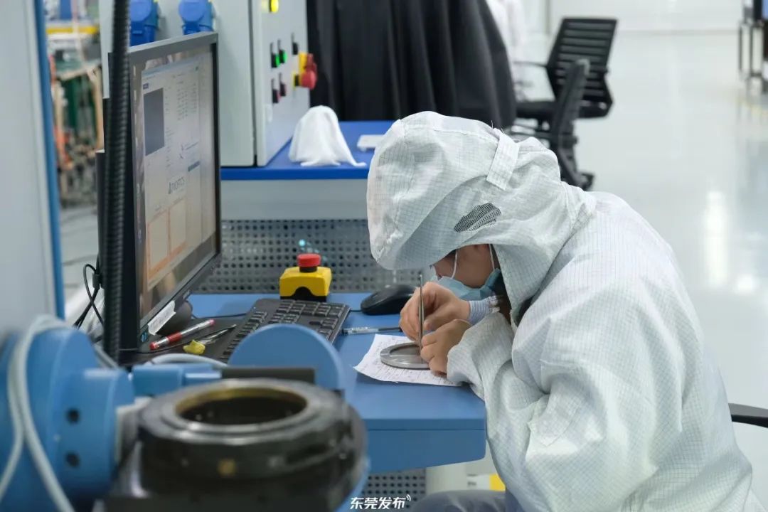 檢測工人在車間工作