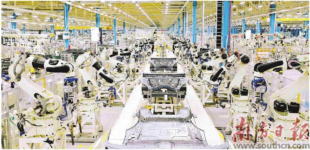 廣東省各地堅(jiān)持制造業(yè)當(dāng)家，持續(xù)發(fā)力“新經(jīng)濟(jì)”“新賽道”。圖為廣州某車企的新能源汽車生產(chǎn)線。南方日?qǐng)?bào)記者 張迪 攝