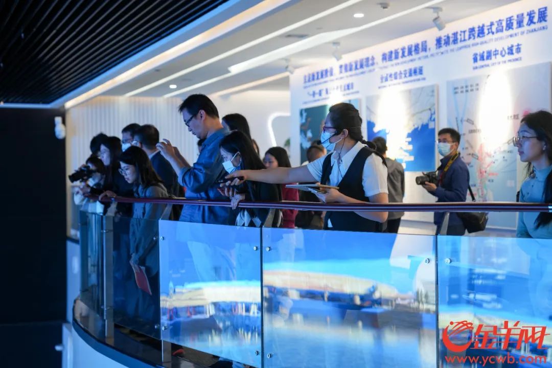 采訪團走進湛江城市規(guī)劃展覽館