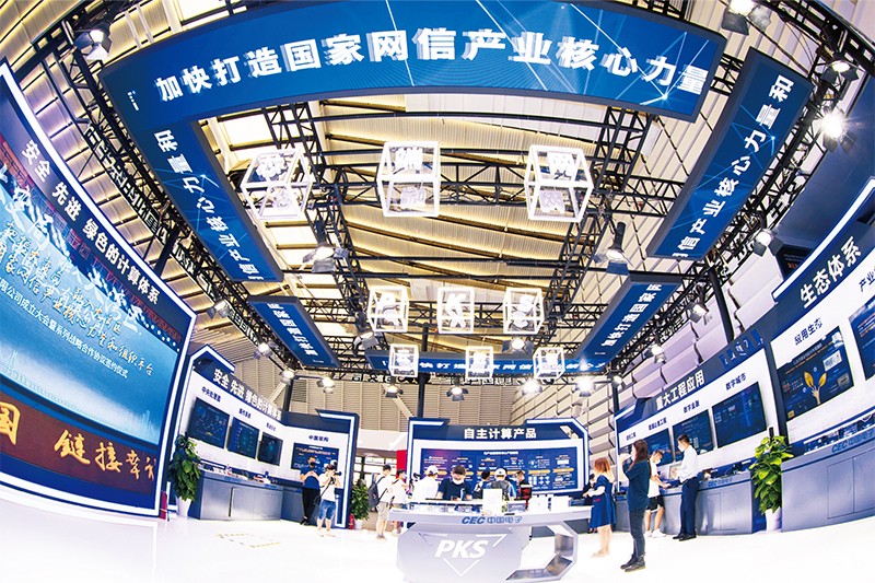 2021年世界互聯(lián)網(wǎng)大會“互聯(lián)網(wǎng)之光”博覽會9月25日至28日在浙江烏鎮(zhèn)舉行。圖為觀眾在現(xiàn)場參觀。人民圖片 翟慧勇/攝