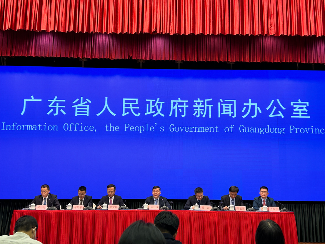 廣東省人民政府新聞辦公室舉行了粵港澳大灣區(qū)規(guī)則銜接機(jī)制對接典型案例（第一批）新聞發(fā)布會(huì)。（攝影：溫柔）