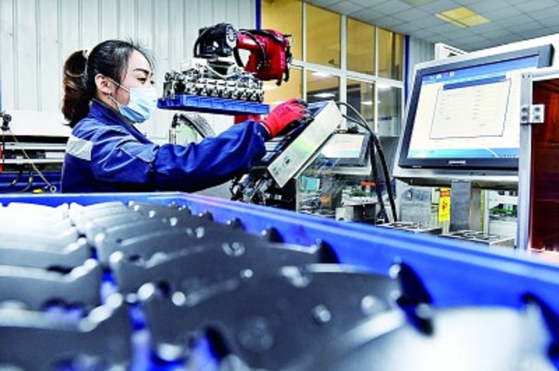 技能工人在山東某數(shù)字化車間生產(chǎn)剎車片。新華社發(fā)