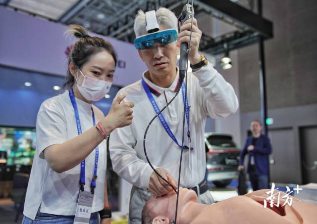 展廳內(nèi)，參展觀眾正在體驗一款采用高清圖像技術(shù)的新型醫(yī)療系統(tǒng)。