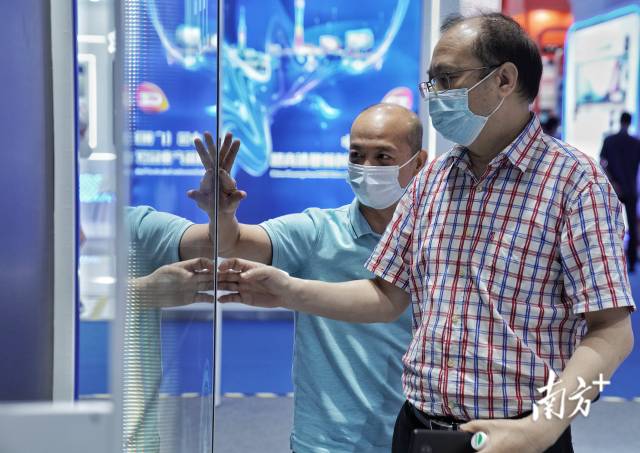 參展觀眾正在了解新款透明高清屏幕。