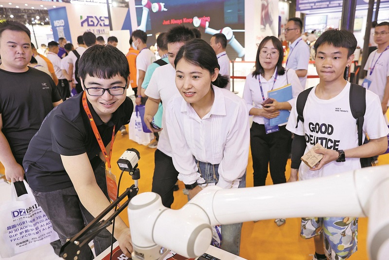 智博會(huì)上智能機(jī)器人受關(guān)注 羊城晚報(bào)記者 王俊偉 攝