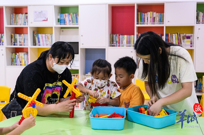 市民在深圳市北站社區(qū)黨群服務(wù)中心學(xué)習(xí)樂高課程