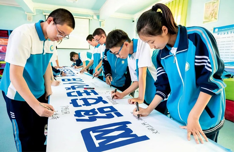 2022年9月5日，呼和浩特市第二十七中學(xué)學(xué)生在“網(wǎng)絡(luò)安全為人民，網(wǎng)絡(luò)安全靠人民”宣傳條幅上簽名。