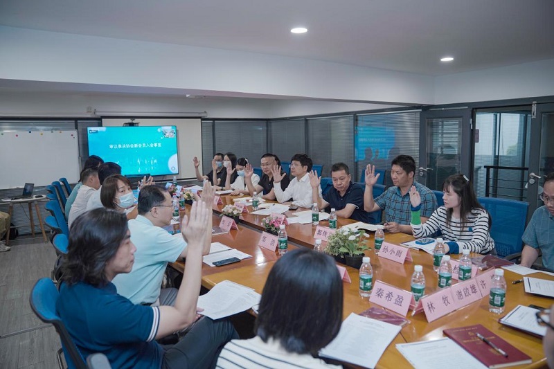 6月13日下午，廣東省網(wǎng)絡(luò)文化協(xié)會(huì)第二屆理事會(huì)第一次會(huì)議在廣州召開。圖為理事會(huì)表決通過新會(huì)員入會(huì)申請(qǐng)。彭澤祥攝