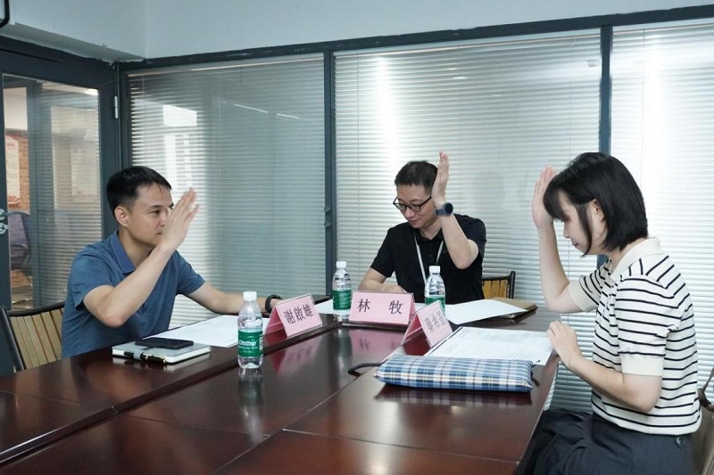 6月13日下午，廣東省網(wǎng)絡(luò)文化協(xié)會(huì)第二屆監(jiān)事會(huì)第一次會(huì)議在廣州召開。圖為監(jiān)事會(huì)審議通過第二屆理事會(huì)第一次會(huì)議相關(guān)議題和協(xié)會(huì)2022年工作總結(jié)及2023年工作設(shè)想。彭澤祥攝