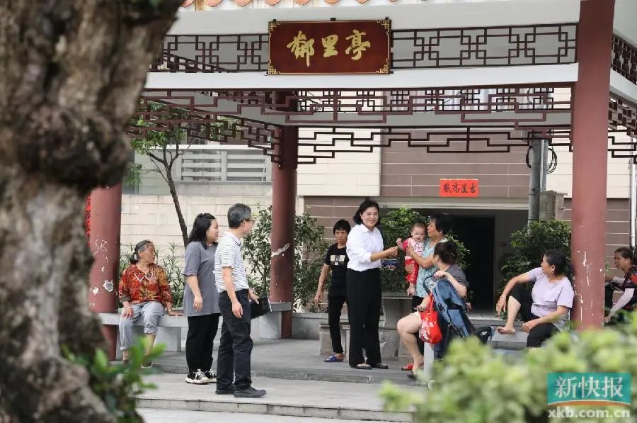 中山市小欖鎮(zhèn)聯(lián)豐社區(qū)的和諧公園里，老幼婦孺在鄰里亭閑坐交談。