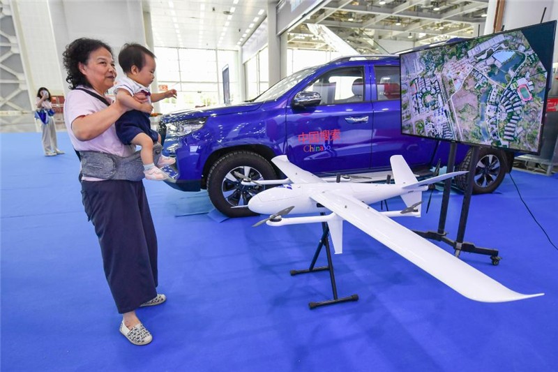 7月12日，在中國(guó)新媒體技術(shù)展的中國(guó)搜索展位，參觀者在參觀無(wú)人機(jī)設(shè)備。新華社記者 陳澤國(guó) 攝