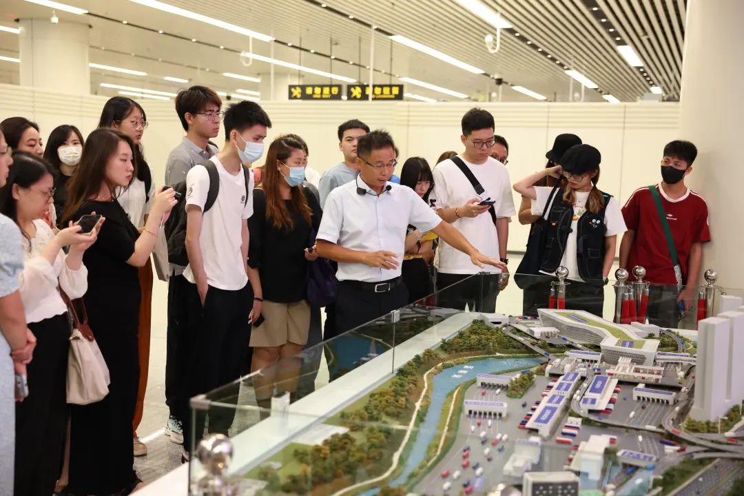7月19日，“未來已來·灣有引力”采風團來到本次活動的第一站——深圳蓮塘口岸進行調(diào)研采風。