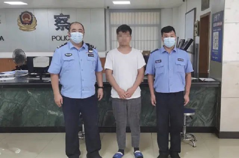 東莞公安機關(guān)依法查處李某、曹某某編造“東莞銀豐路某小區(qū)發(fā)生重大入室殺人搶劫案”網(wǎng)絡(luò)謠言案