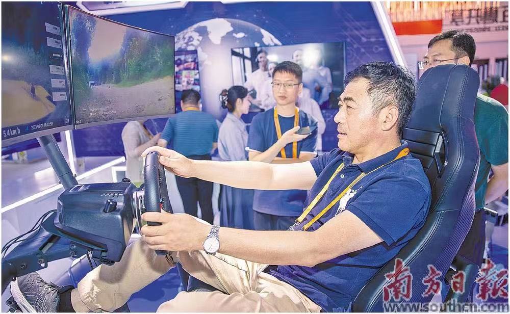 9月4日，2023年中國國際服務(wù)貿(mào)易交易會展館內(nèi)，觀眾體驗實景互動。南方日報記者 張令 攝