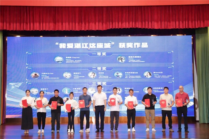湛江市委常委、宣傳部部長鄭浩然為“我愛湛江這座城”網絡主題征集活動獲獎者頒獎