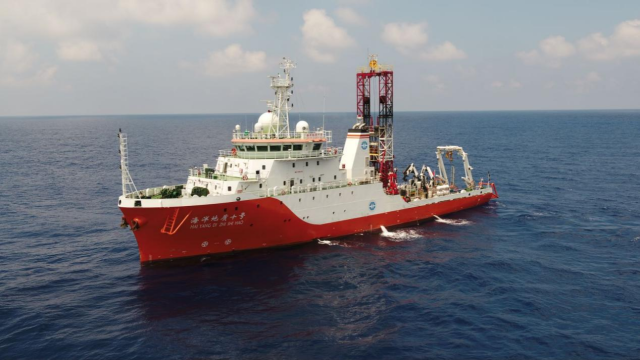 “海洋地質(zhì)十號”船海上作業(yè)