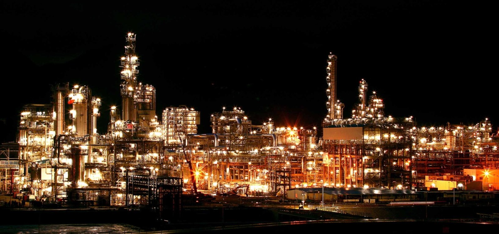 惠州大亞灣石化產(chǎn)業(yè)園區(qū)夜景圖?；葜菔凶匀毁Y源局供圖