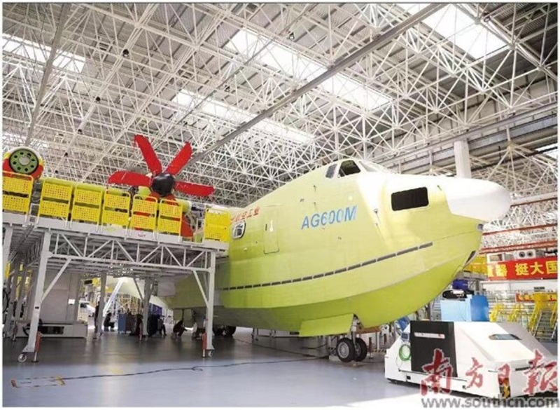 “奮進新時代”主題成就展廣東單元精彩紛呈，AG600“鯤龍”模型等廣東元素反映了南粵大地的奮進發(fā)展。圖為“鯤龍”AG600總裝生產(chǎn)線。南方日報記者 關(guān)銘榮 攝