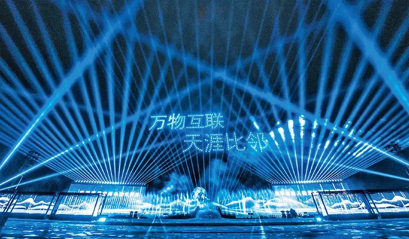 2023年6月25日至27日，世界互聯(lián)網(wǎng)大會(huì)數(shù)字文明尼山對(duì)話在山東濟(jì)寧曲阜的尼山舉行，來(lái)自數(shù)十個(gè)國(guó)家和地區(qū)的數(shù)百名代表，聚焦人工智能給人類(lèi)文明帶來(lái)的機(jī)遇與挑戰(zhàn)，共同探討人工智能全球治理的可行范式。圖為大會(huì)期間精彩上演《天涯若比鄰》主題光影秀，為中外與會(huì)嘉賓呈現(xiàn)了一道“數(shù)實(shí)融合”的文化大餐。山東省委網(wǎng)信辦供圖 楊國(guó)慶/攝