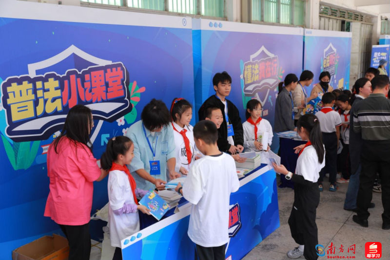 圖為“普法小課堂”展位，由廣州市未成年人網(wǎng)絡(luò)生態(tài)治理基地公益小講師為在場學(xué)生現(xiàn)場科普網(wǎng)絡(luò)法律法規(guī)