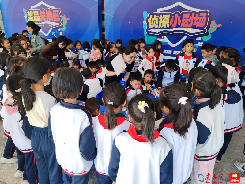 圖為“偵探小劇場”展位，學(xué)生們在“劇本殺”游戲中扮演不同角色，加深對網(wǎng)絡(luò)法律法規(guī)的理解