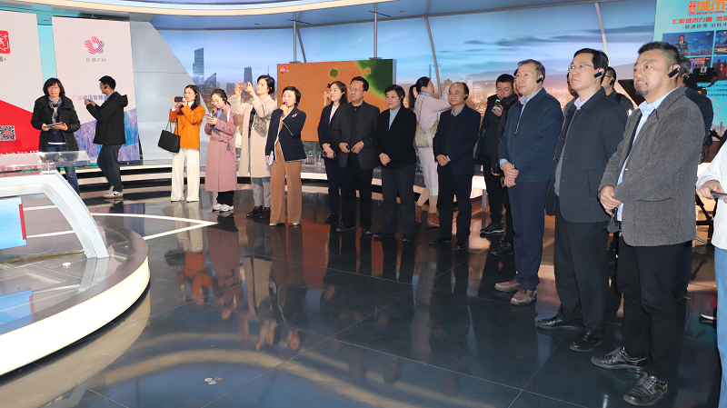 國家廣電總局規(guī)劃財(cái)務(wù)司余愛群司長及參會(huì)人員在中國(廣州)超高清視頻創(chuàng)新產(chǎn)業(yè)園區(qū)(廣州國際媒體港)參觀調(diào)研