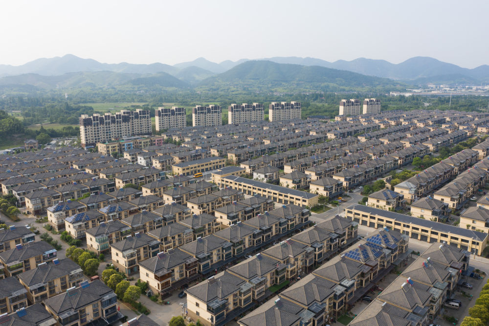 鳥瞰浙江省湖州市埭溪鎮(zhèn)聯(lián)山大社區(qū)（無(wú)人機(jī)照片，2023年6月21日攝）。在“千萬(wàn)工程”的指引下，埭溪鎮(zhèn)全力發(fā)展美麗經(jīng)濟(jì)，鄉(xiāng)村風(fēng)貌也發(fā)生了巨大的變化。新華社記者 翁忻旸 攝