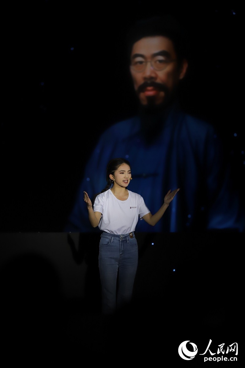 數(shù)字人“聞一多”與青年學(xué)生隔空對話。人民網(wǎng)記者 李發(fā)興攝