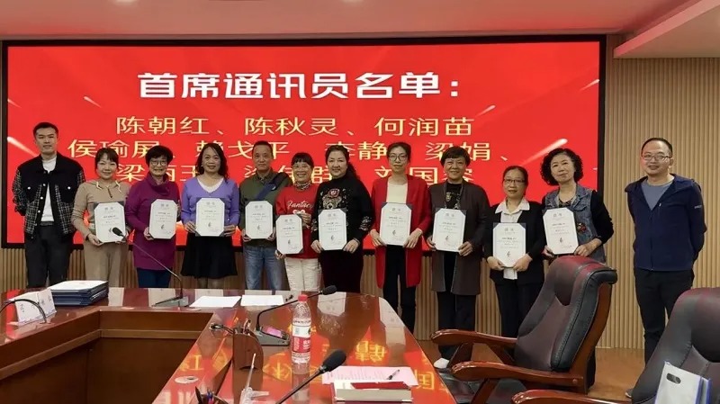 一批網(wǎng)絡素養(yǎng)過硬的老學員被聘為“開心老友記”小程序通訊員。佛山開放大學供圖