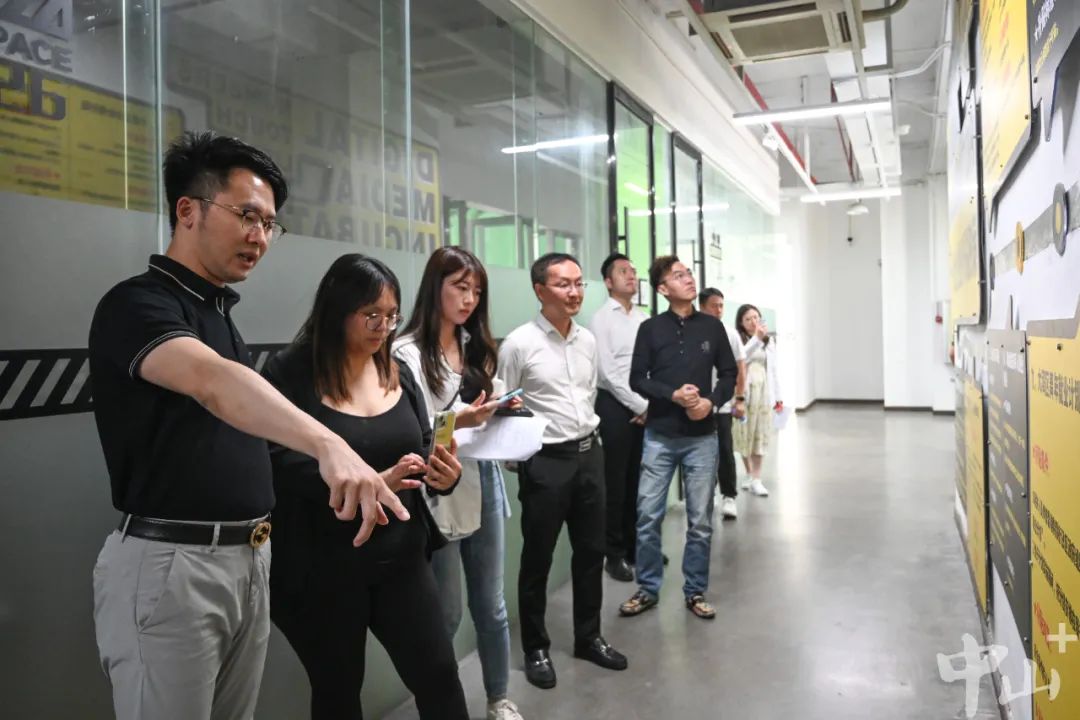 西區(qū)街道金嘉創(chuàng)新港負責人介紹情況。見習記者 羅楊鴻 攝