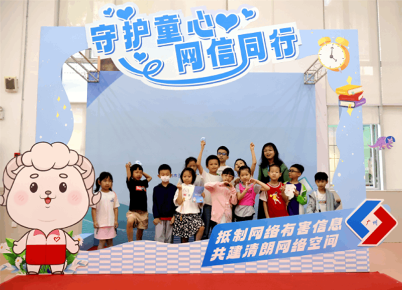 現(xiàn)場(chǎng)設(shè)置了主題宣傳合影墻，成為親子拍照的熱門打卡點(diǎn)。