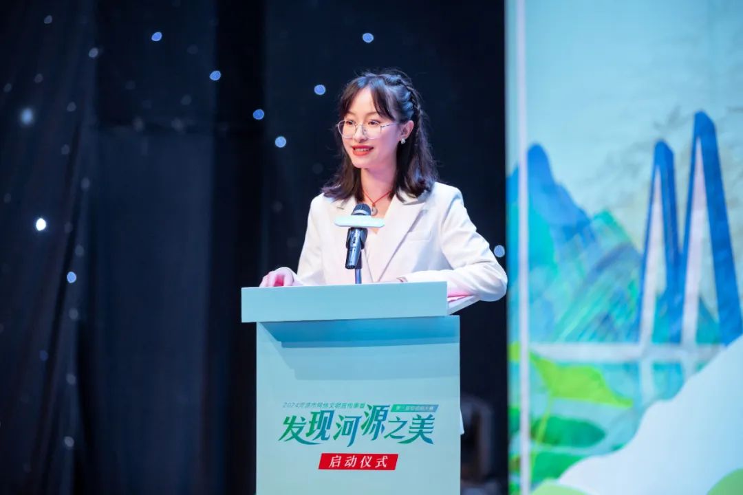 青年網(wǎng)絡達人代表藍梓茹上臺發(fā)言