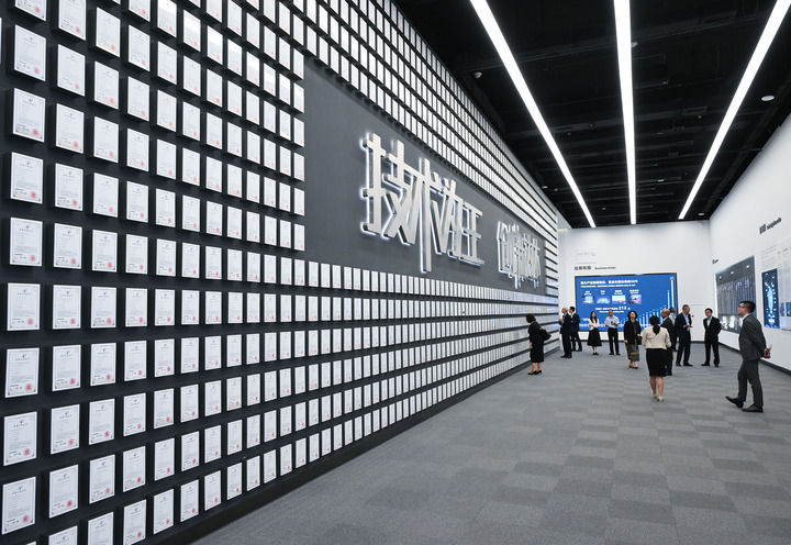 在位于深圳市坪山區(qū)的比亞迪全球總部展廳內(nèi)，一面集中展示企業(yè)所獲專(zhuān)利的展示墻吸引來(lái)訪(fǎng)者的目光（2024年7月22日攝）。新華社記者 李賀 攝