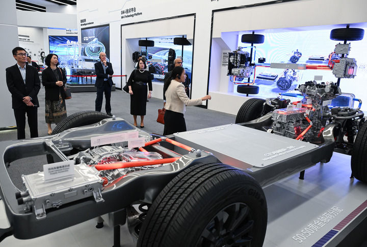 外賓在位于深圳市坪山區(qū)的比亞迪全球總部展廳參觀（2024年7月22日攝）。新華社記者 李賀 攝