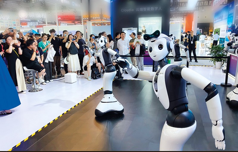 在上海舉行的2024世界人工智能大會上，一家人工智能公司推出的“具身智能本體”跳舞機(jī)器人，吸引觀眾前來參觀（2024年7月5日攝）   黃曉勇攝